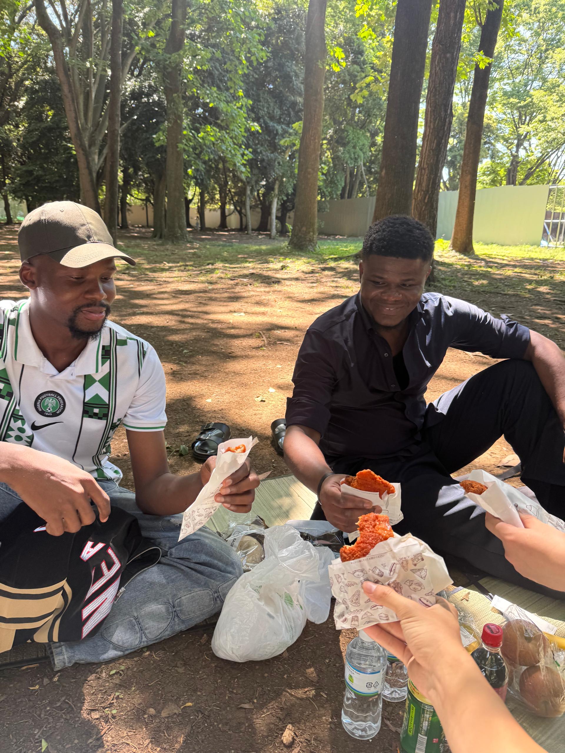 Friends enjoying a picnic in the park — Yoyogi Picnic